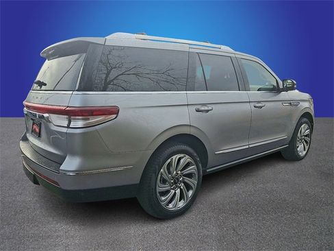 Used 2024 Lincoln Navigator Premiere image 4