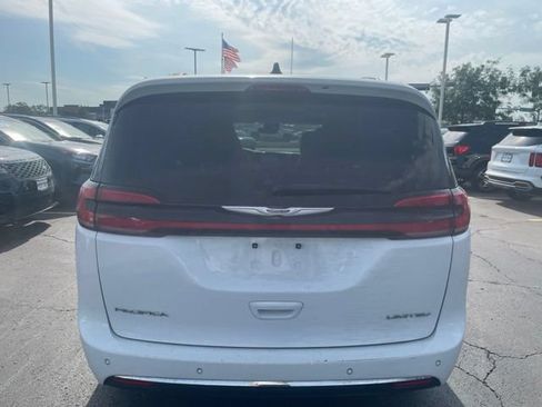 Used 2023 Chrysler Pacifica Limited FWD image 3