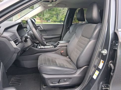 Used 2025 Mitsubishi Outlander AWD image 11