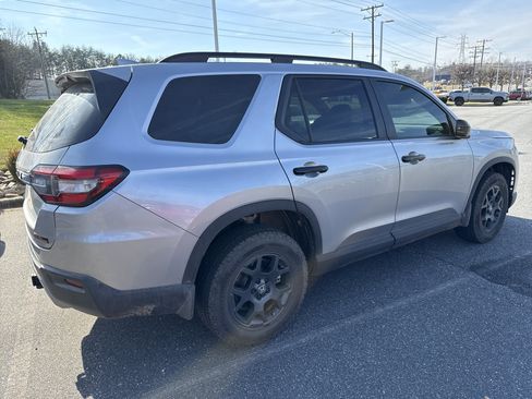 Used 2025 Honda Pilot TrailSport image 10