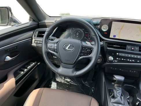 Used 2025 Lexus ES 300h w/ Premium Package FWD image 11