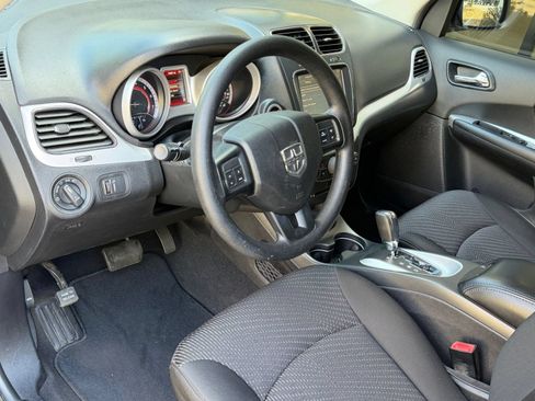 Used 2019 Dodge Journey SE w/ Blacktop Package FWD image 4
