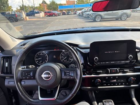 Used 2025 Nissan Pathfinder SV FWD image 2