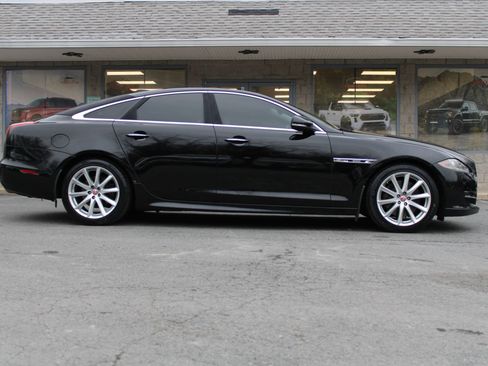 Used 2017 Jaguar XJ R-Sport image 25