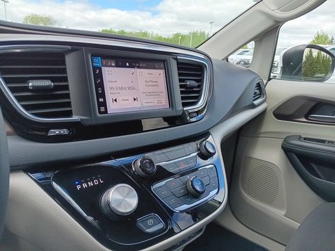 Used 2023 Chrysler Voyager LX FWD image 9