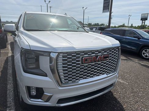 Used 2023 GMC Yukon XL Denali AWD/4WD image 3