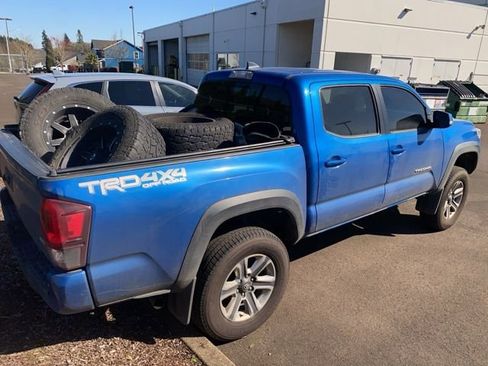 Used 2018 Toyota Tacoma TRD Off-Road w/ Technology Package image 6