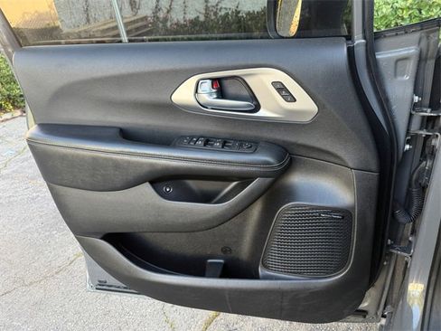 Used 2021 Chrysler Pacifica Limited w/ Uconnect Theater Family Group image 11