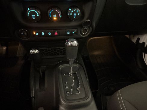 Used 2016 Jeep Wrangler Unlimited Sahara image 17