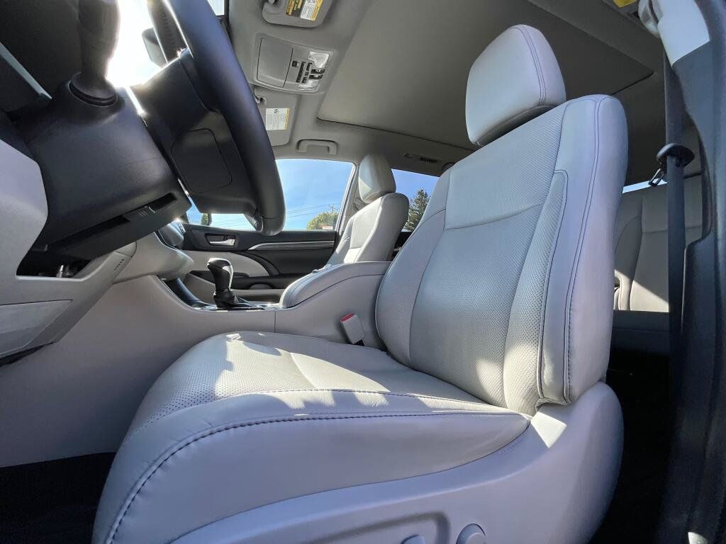 Used 2019 Toyota Highlander Limited Platinum AWD/4WD image 10