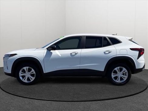 Certified 2025 Chevrolet Trax LS FWD image 2