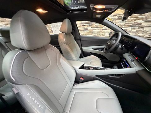 Certified 2025 Hyundai Elantra Limited image 13