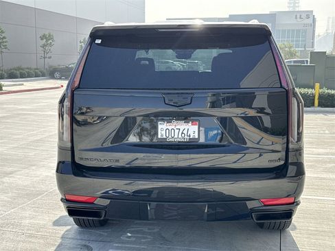 Used 2024 Cadillac Escalade Premium Luxury image 4