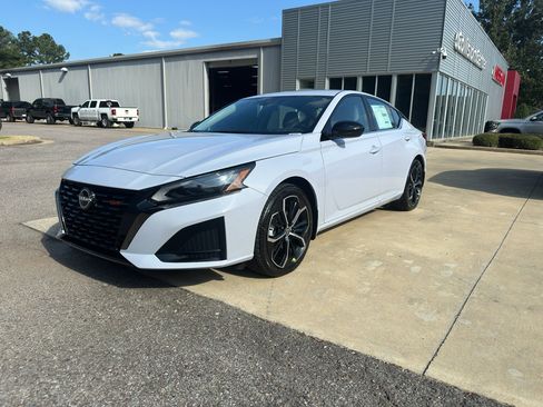 New 2025 Nissan Altima 2.5 SR image 8