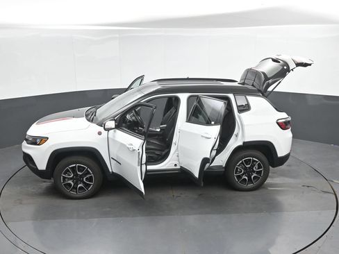 Used 2025 Jeep Compass Trailhawk AWD/4WD image 54