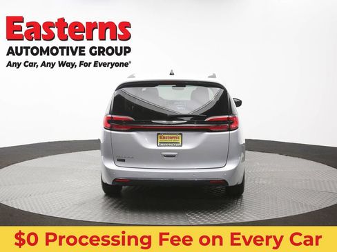 Used 2024 Chrysler Pacifica Touring-L FWD image 37