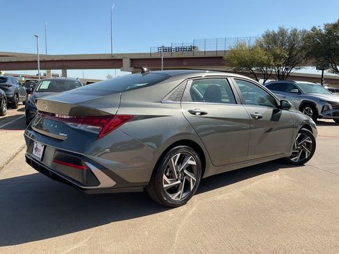 Used 2025 Hyundai Elantra Limited image 5