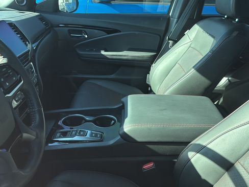 Used 2025 Honda Ridgeline Black Edition image 2