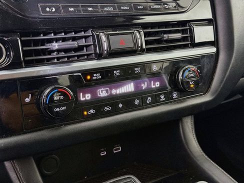 Used 2022 Nissan Pathfinder SL FWD image 19