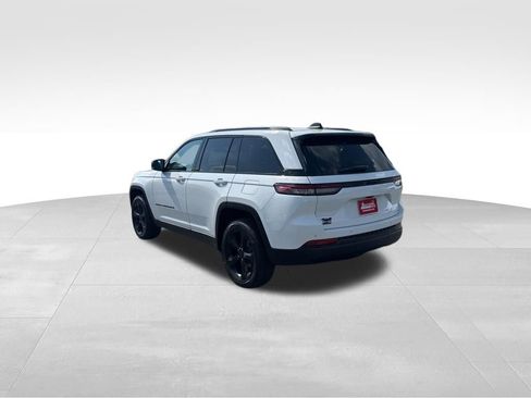 Used 2025 Jeep Grand Cherokee Altitude AWD/4WD image 3