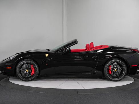 Used 2010 Ferrari California RWD image 9