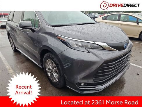 Used 2025 Toyota Sienna XLE AWD/4WD image 1