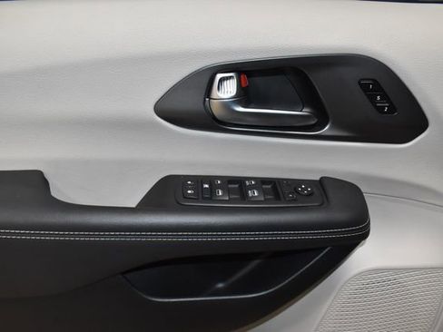 Certified 2024 Chrysler Pacifica Touring-L image 28