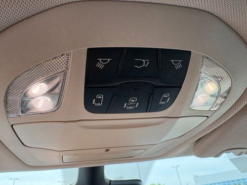 Used 2023 Chrysler Pacifica Touring-L FWD image 17