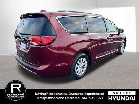Used 2018 Chrysler Pacifica Touring-L Plus image 9
