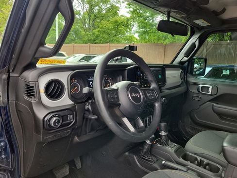 Used 2025 Jeep Gladiator Sport AWD/4WD image 16