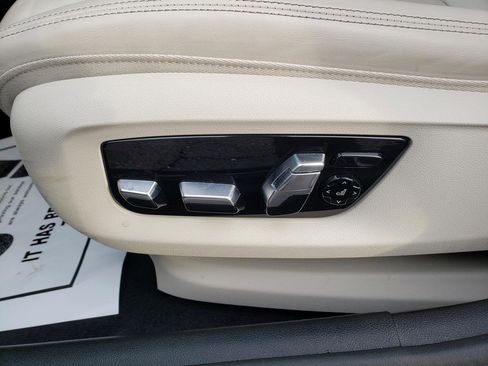 Used 2022 BMW M550i xDrive M550i xDrive w/ Premium Package image 19