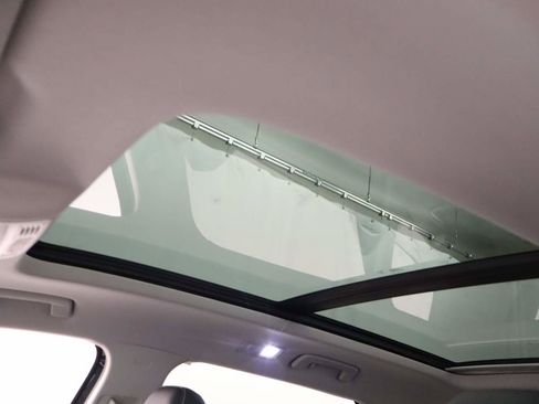 Used 2025 Volkswagen Taos SE w/ Panoramic Sunroof Package FWD image 19