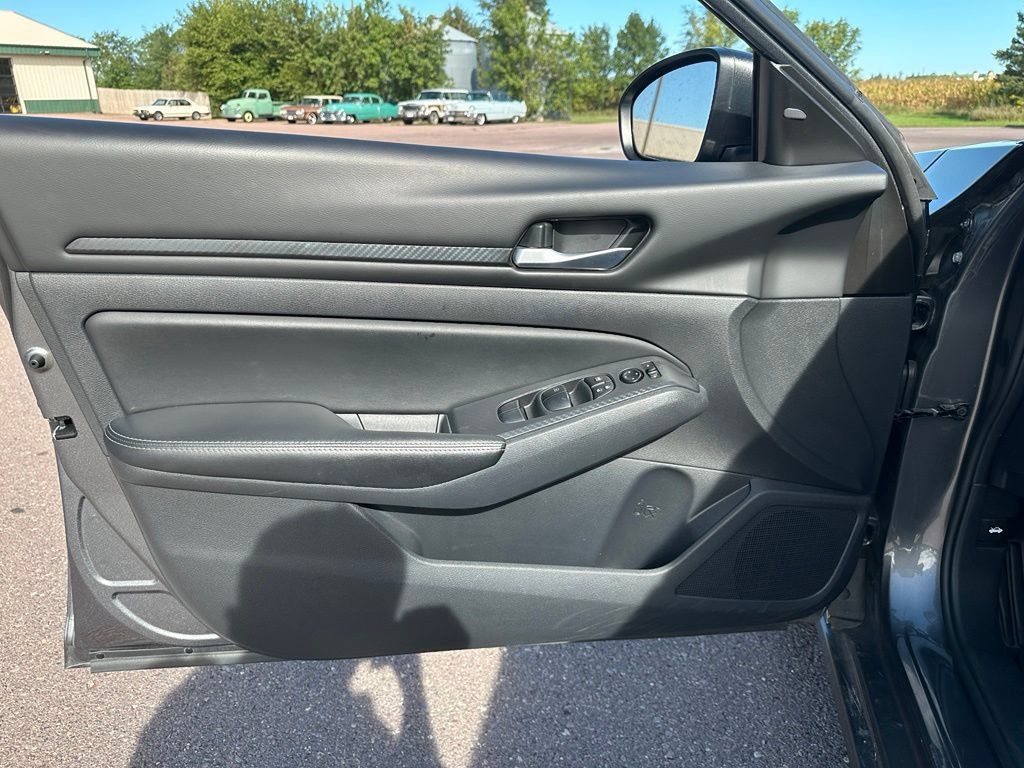 Used 2025 Nissan Altima 2.5 SV AWD/4WD image 12