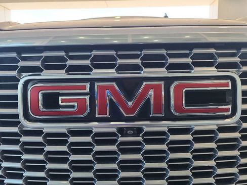 Used 2023 GMC Yukon Denali w/ Advanced Technology Package AWD/4WD image 31