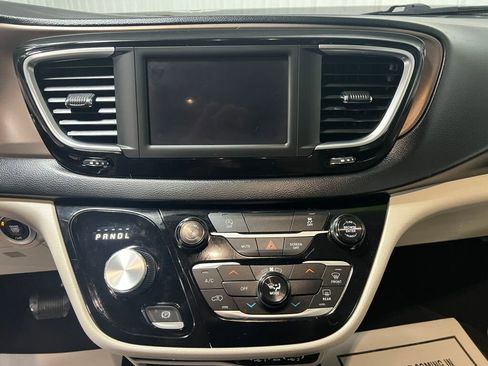 Used 2022 Chrysler Voyager LX image 8