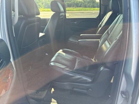 Used 2011 GMC Yukon XL SLT w/ SLT-2 Equipment Package AWD/4WD image 18
