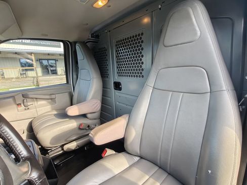 Used 2018 Chevrolet Express 2500 w/ Driver Convenience Package RWD image 18