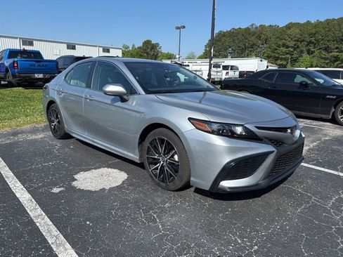 Used 2021 Toyota Camry SE image 2