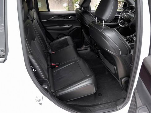 Used 2023 Jeep Grand Cherokee Altitude image 47