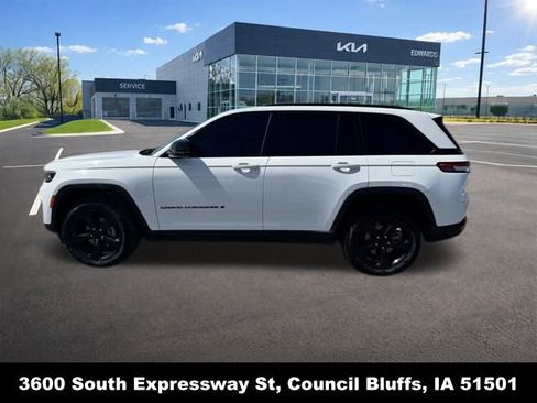 Used 2023 Jeep Grand Cherokee Altitude AWD/4WD image 8