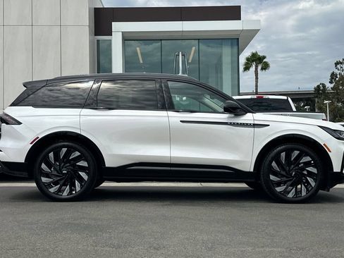 New 2026 Lincoln Nautilus Reserve w/ Jet Appearance Package AWD/4WD image 2