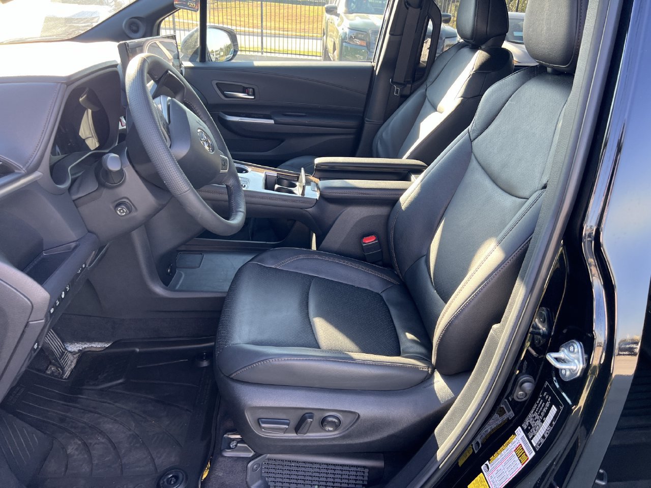 Used 2025 Toyota Sienna Platinum AWD/4WD image 6