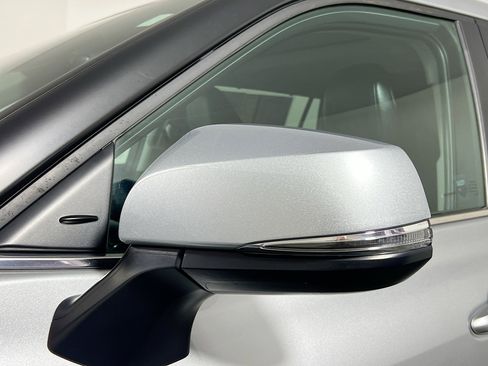 Used 2023 Toyota Highlander XLE image 12