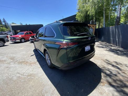 Used 2022 Toyota Sienna XLE w/ XLE Plus Package FWD image 4