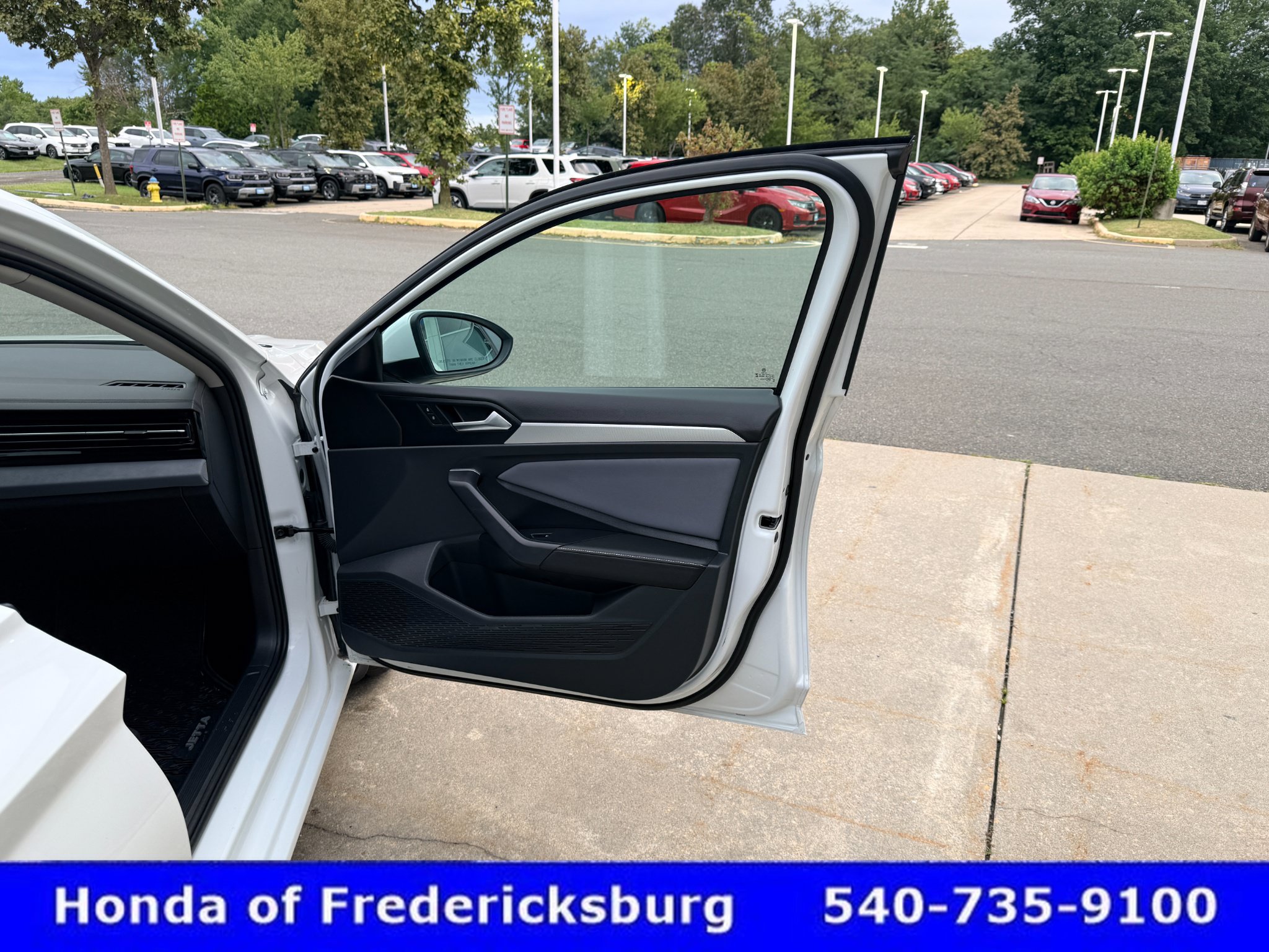 Used 2025 Volkswagen Jetta SE FWD image 19