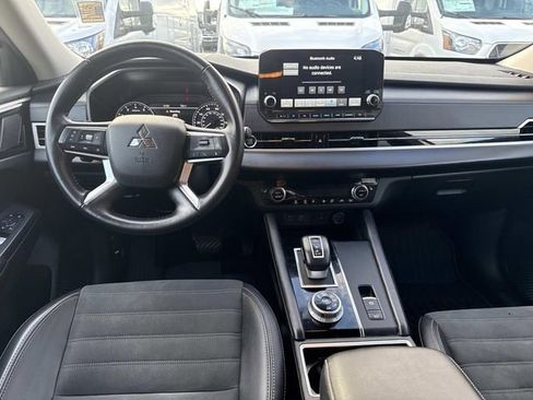 Used 2024 Mitsubishi Outlander SE image 16