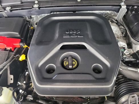 Used 2025 Jeep Wrangler Unlimited Sahara AWD/4WD image 10
