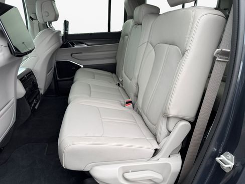 Used 2024 Jeep Wagoneer Series III w/ Premium Group I image 14