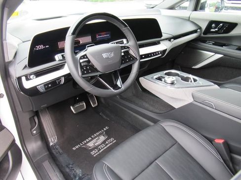 Certified 2025 Cadillac Optiq Luxury 2 w/ LPO, Floor Liner Package AWD/4WD image 16