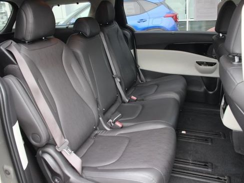 Used 2024 Kia Carnival EX FWD image 31